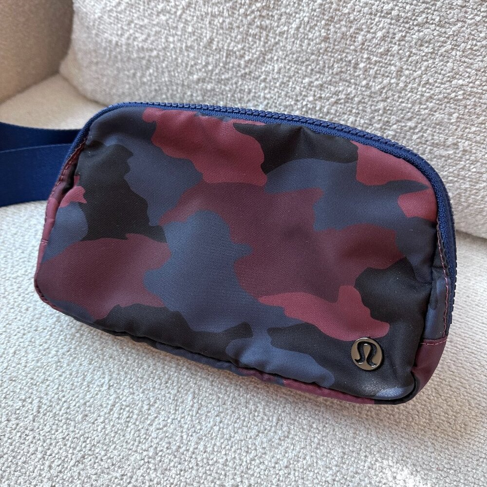 Lululemon Everywhere Belt Bag 1L Camo Smoky Red Night Sea Camo